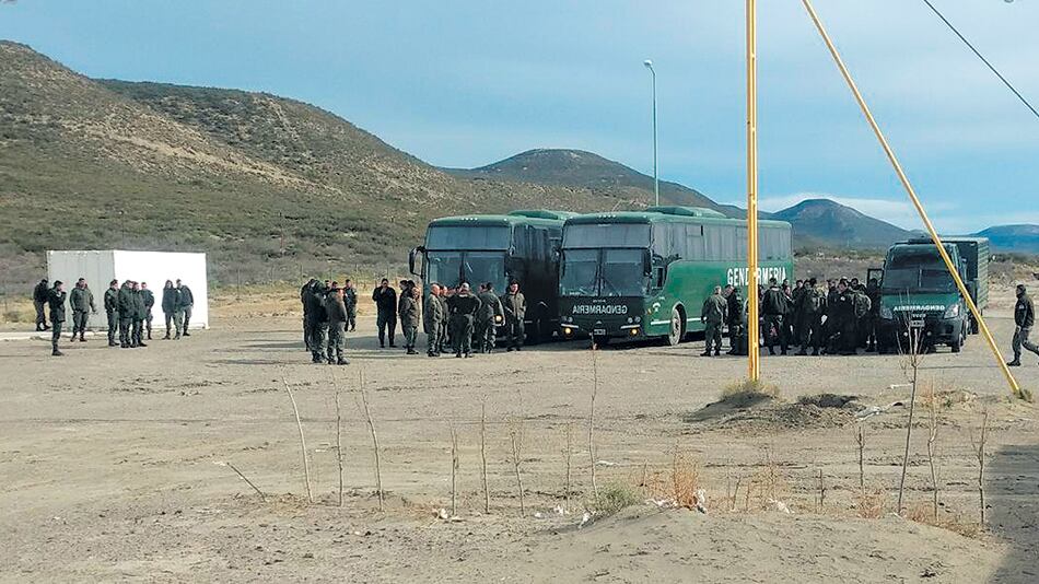 Dos camiones llenos de gendarmes llegan al predio de Tecpetrol.