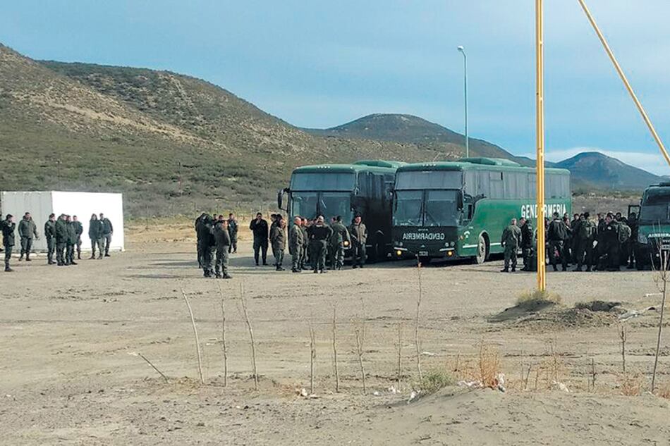 Dos camiones llenos de gendarmes llegan al predio de Tecpetrol.