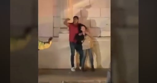 El asesinato ocurrió cuando el hombre cuando estaba rodeado por policías.