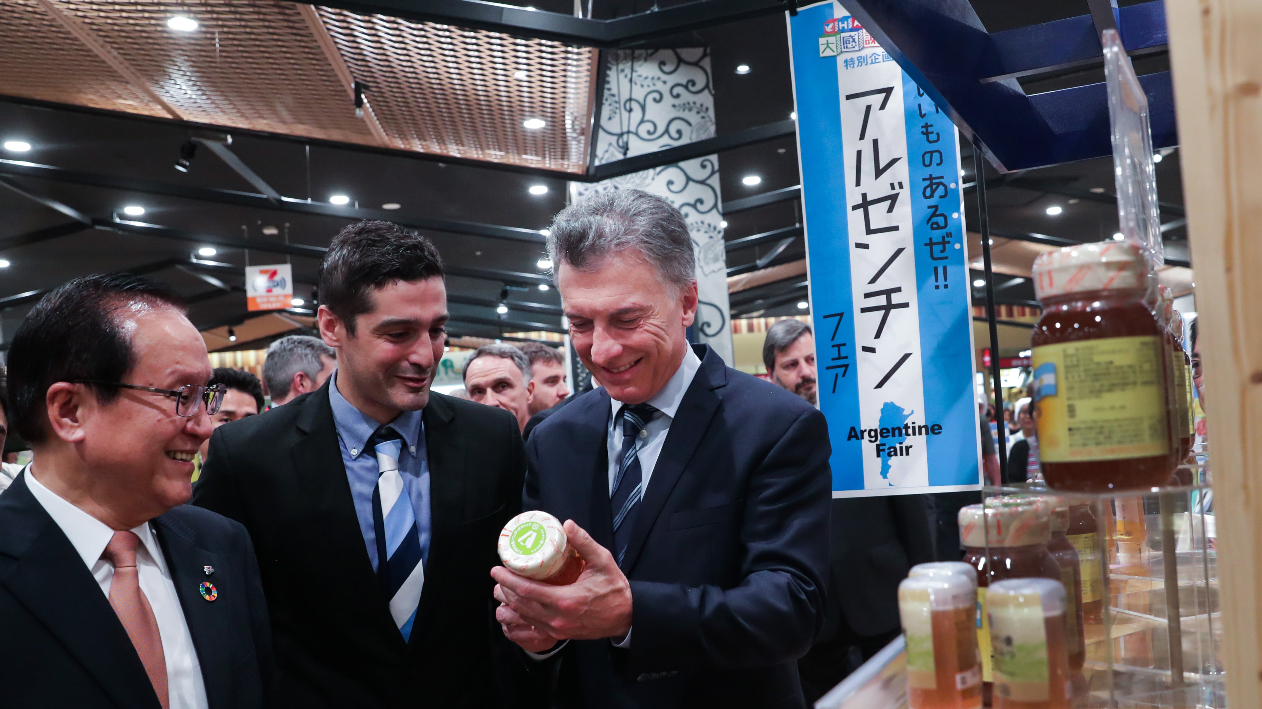 Mauricio Macri en la cadena de supermercados Ito Yokado, en Japón.