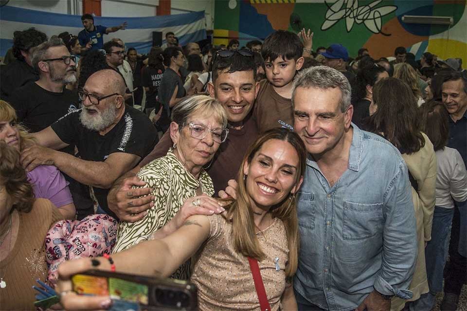 Agustín Rossi con militantes en la ciudad.