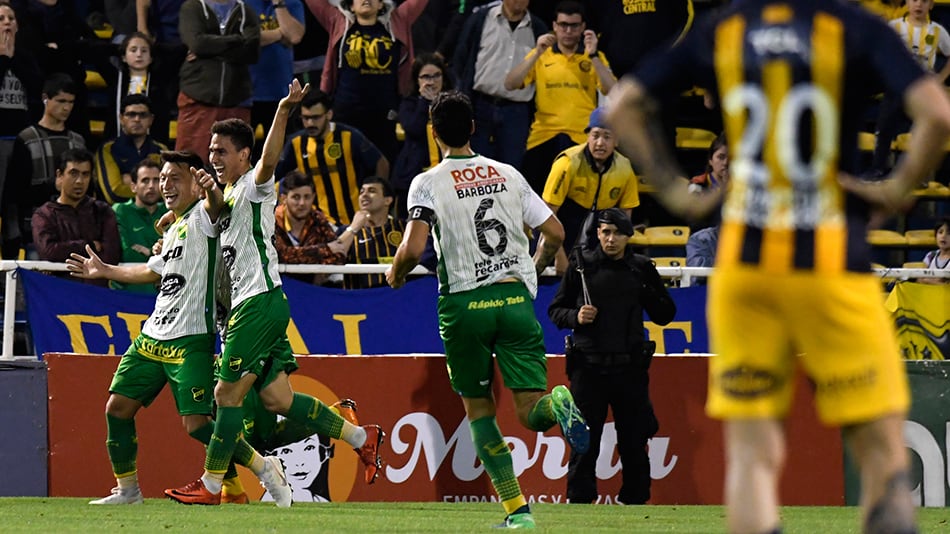 Los jugadores de Defensa festejan el gol del triunfo.