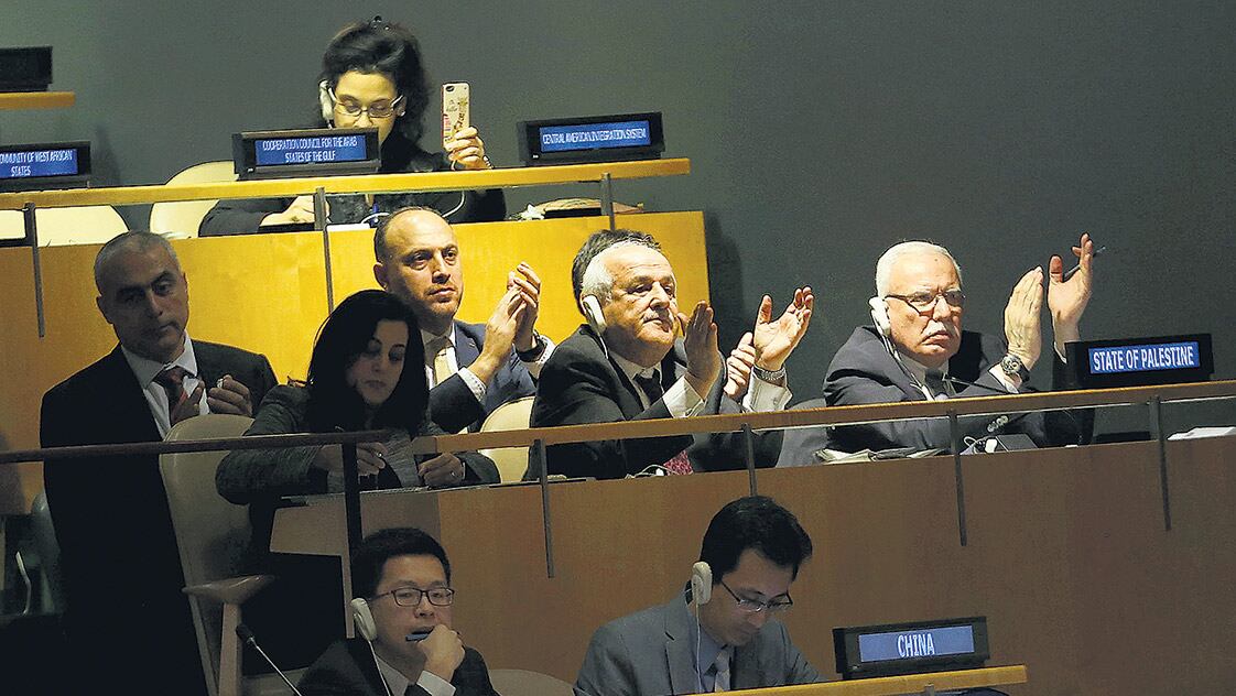 Miembros de la delegación palestina aplauden la votación de la Asamblea de la ONU.