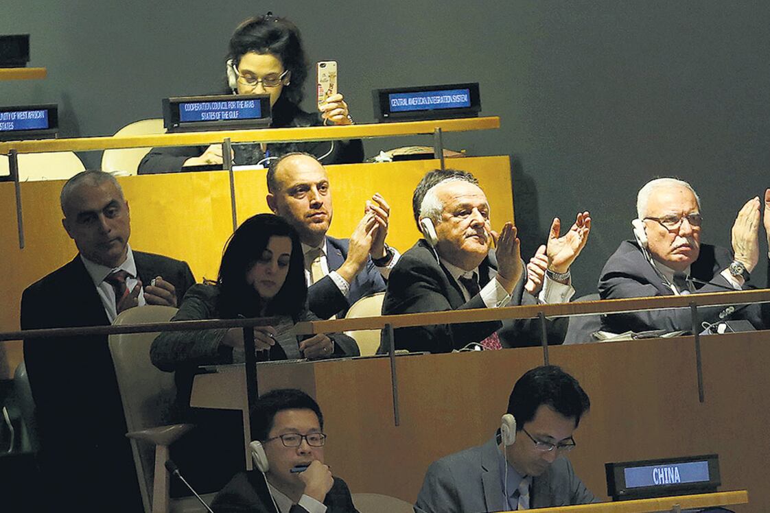 Miembros de la delegación palestina aplauden la votación de la Asamblea de la ONU.