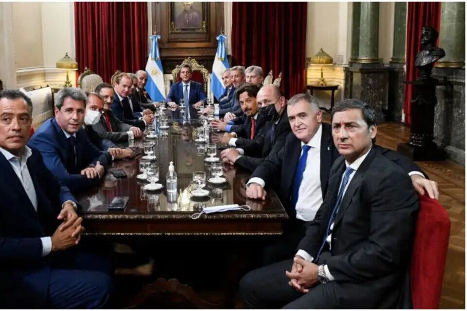 El ministro de Economía junto a mandatarios provinciales, en una imagen de archivo.