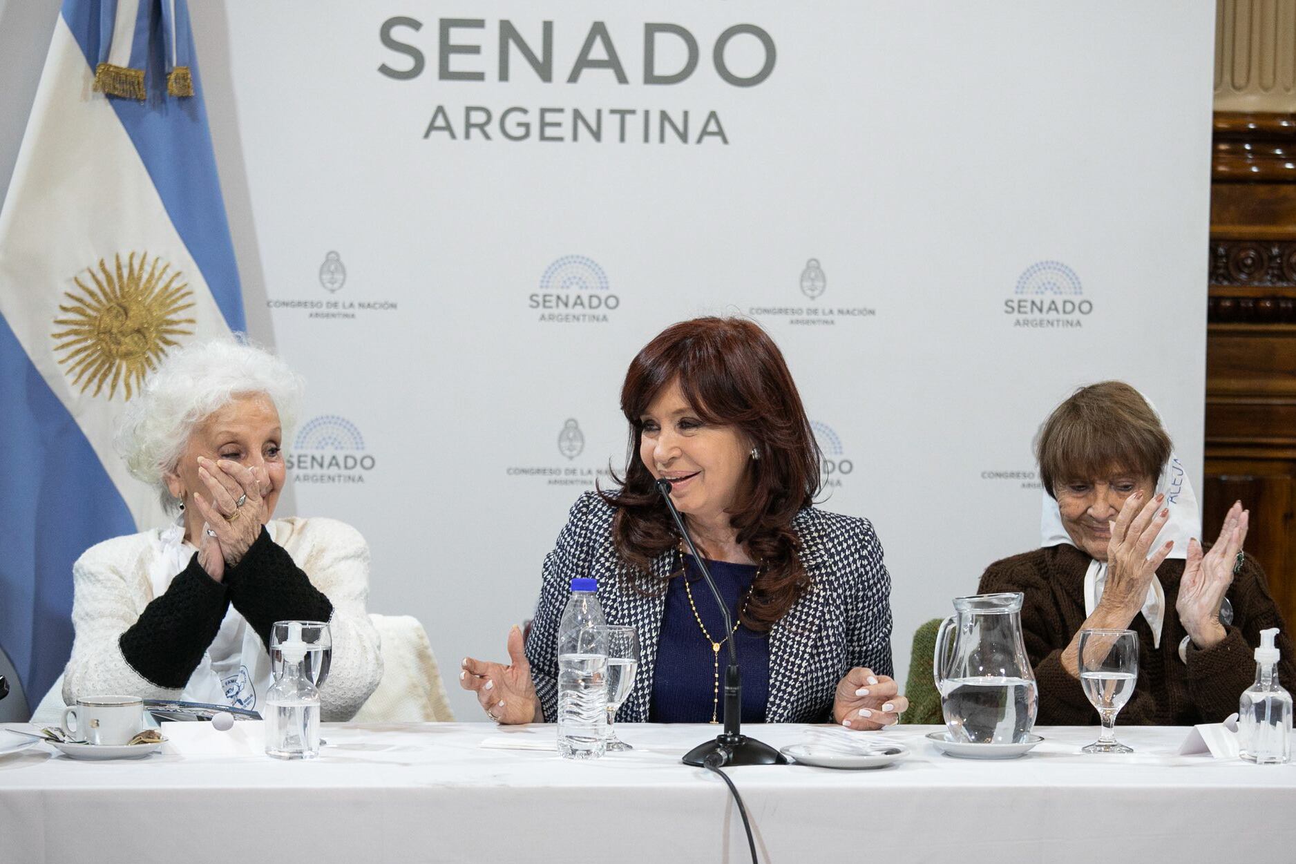 Estela de Carlotto y Taty Almeida, junto a Cristina Fernández de Kirchner.