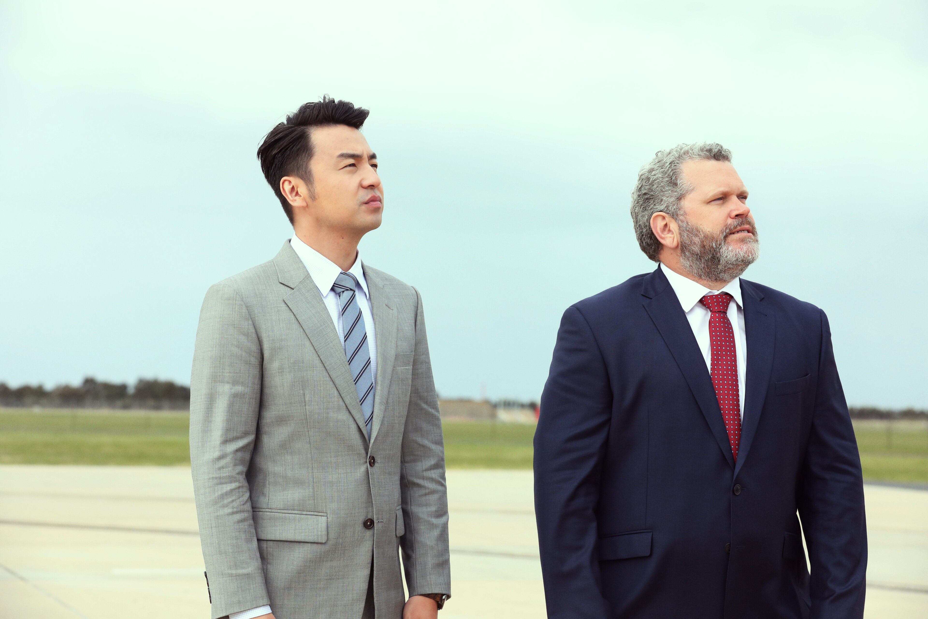 Compañeros de trabajo que, bajo el ropaje de cordero, esconden el apetito corporativo de un león.