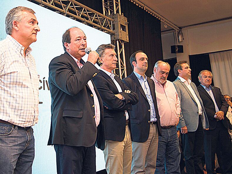 Macri en 2015, en una de las pocas fotos que compartió con la plana mayor del radicalismo en su conjunto.