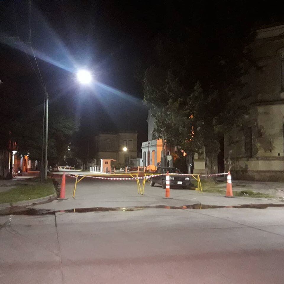 La calle Riobamba, en Dolores, cortada tras la llegada de los rugbiers.