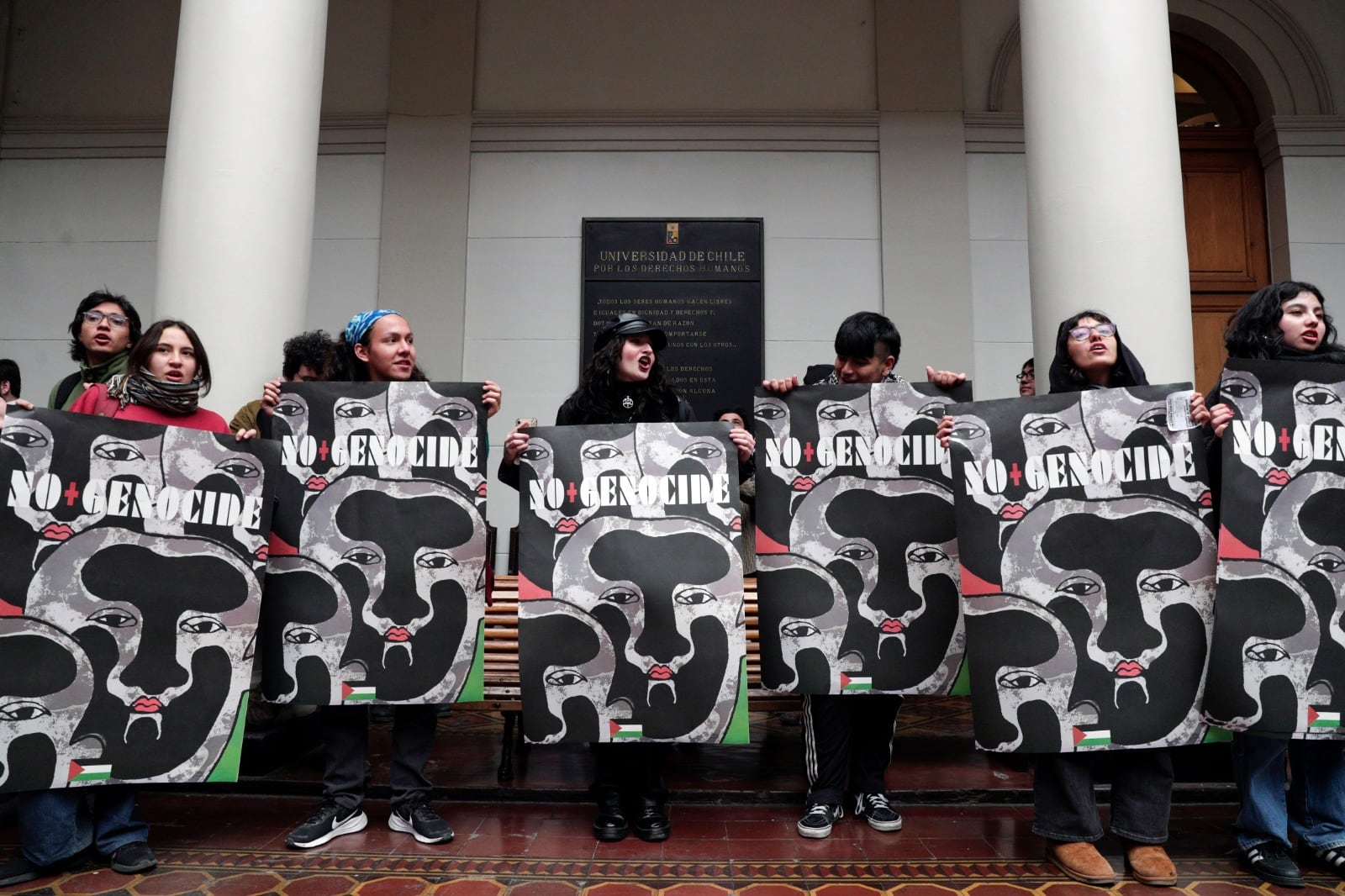 Estudiantes de la Universidad de Chile se manifiestan en apoyo a Palestina. 
