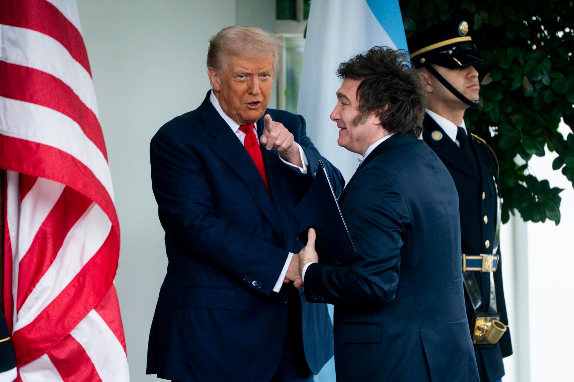 Donald Trump y Javier Milei sellaron una alianza económica que el Financial Times describe como una jugada de alto riesgo, más política que financiera.