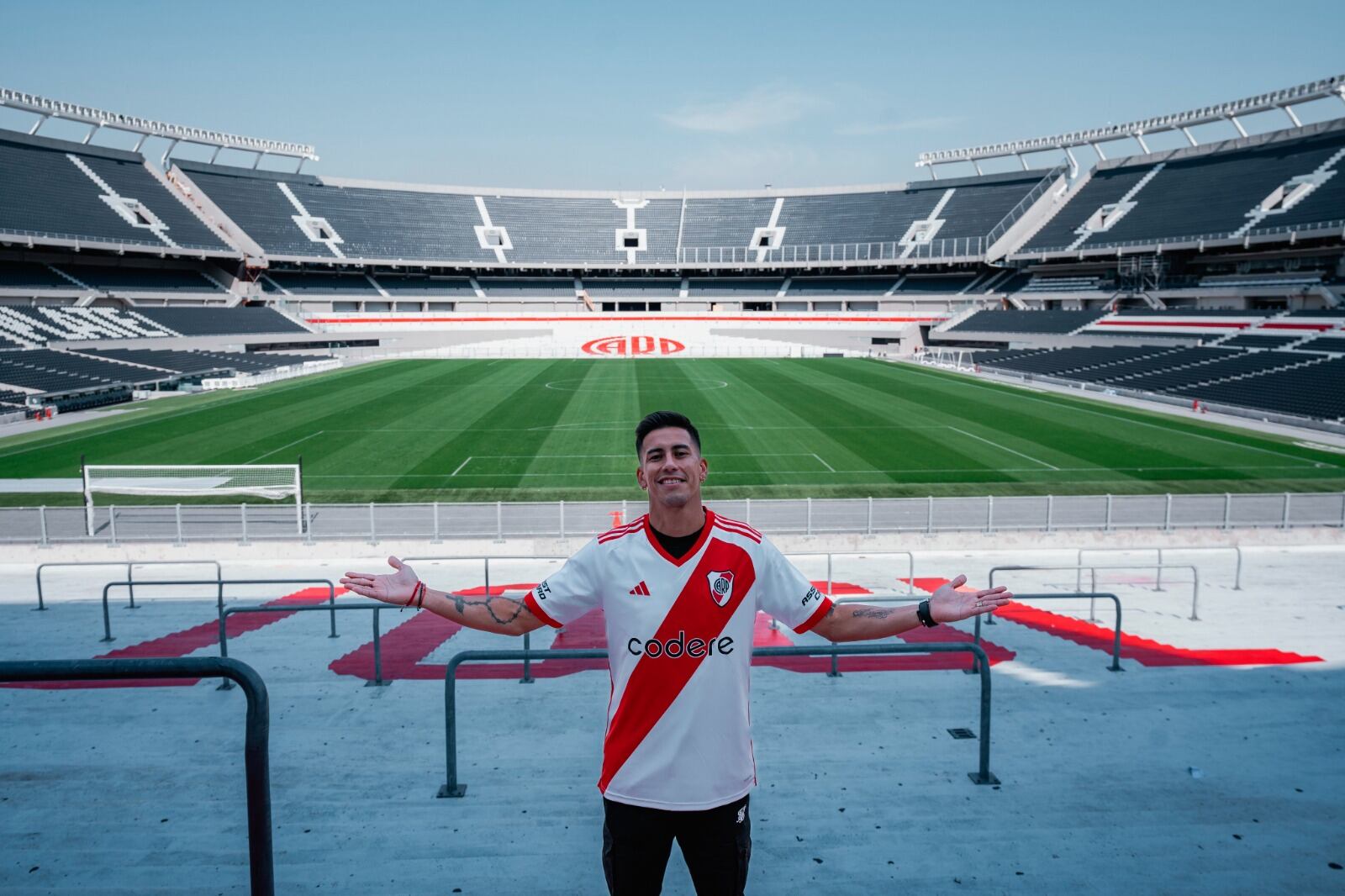 Maxi Meza llegó por la mañana, fue a entrenar y luego fue al Monumental