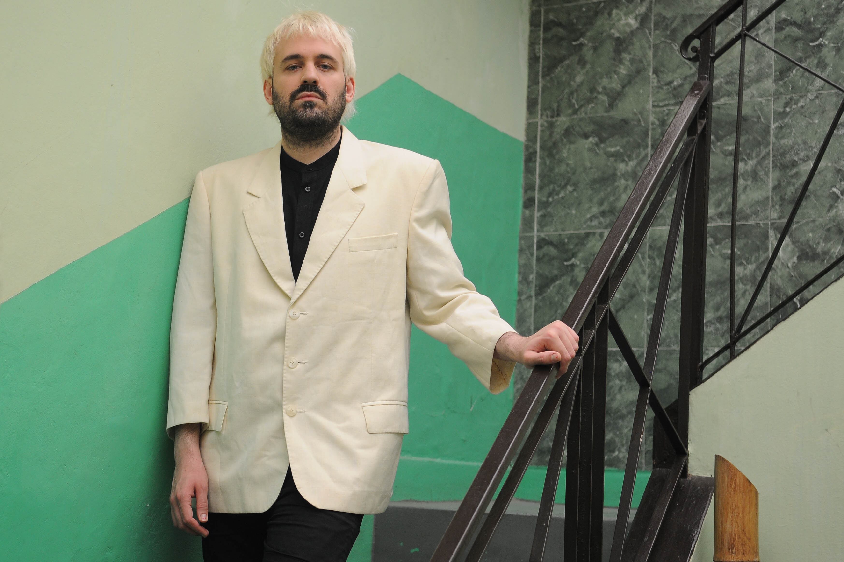 Nahuel Briones canta sobre el humo de las redes