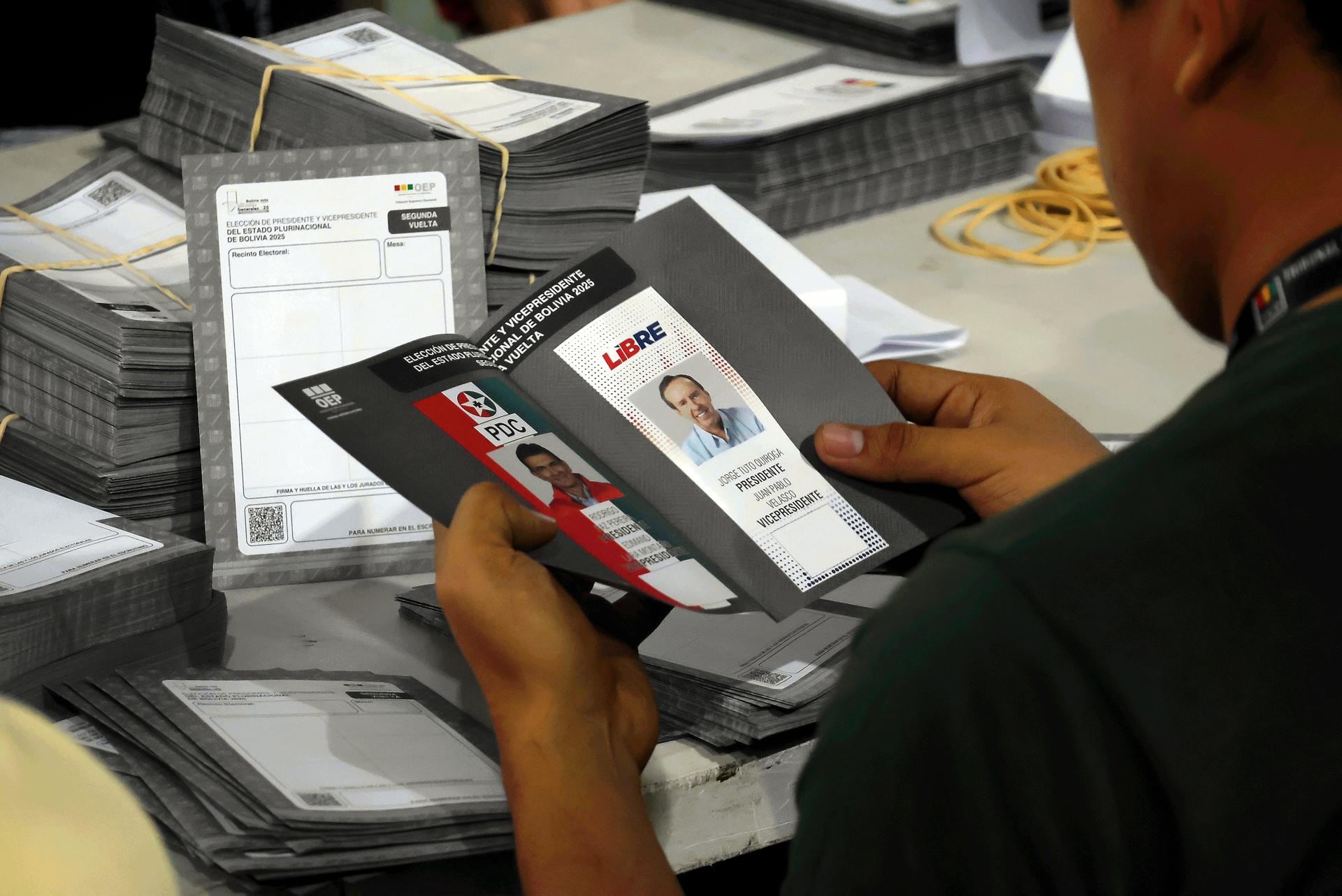 Personal del Tribunal Departamental Electoral de Santa Cruz revisa material electoral.