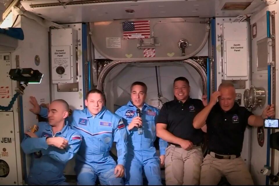Los astronautas Behnken y Hurley, tras ser recibidos en la Estación Espacial por el comandante Cassidy y los cosmonautas Ivanishin y Vagner.