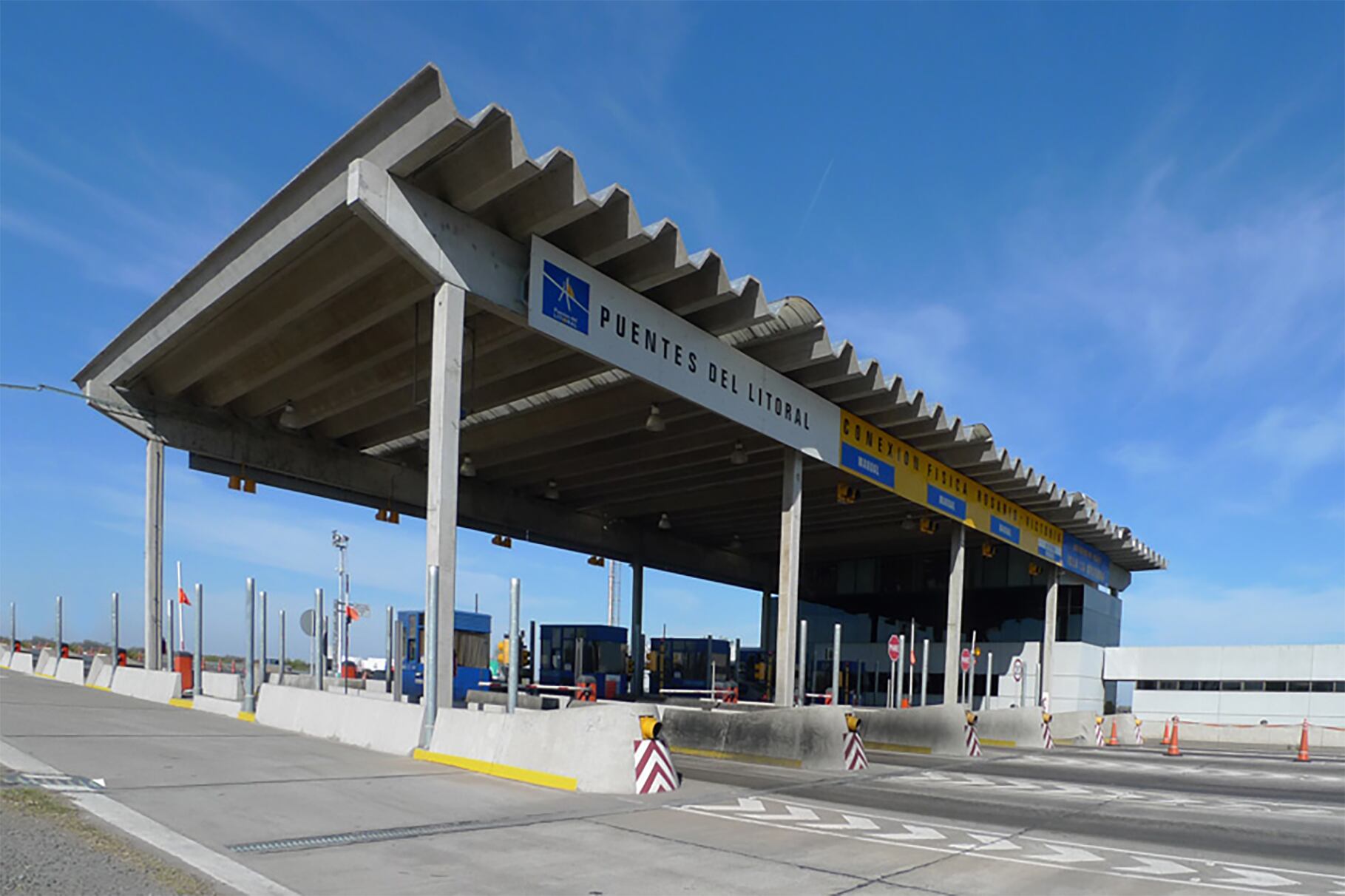 En el peaje del Puente Rosario Victoria trabajan unas 60 personas. 