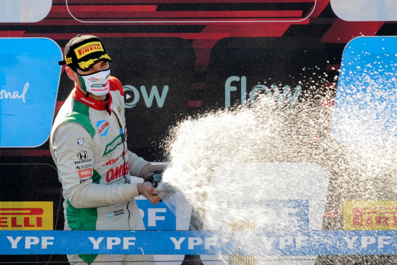 Ardusso festeja en el podio de Paraná