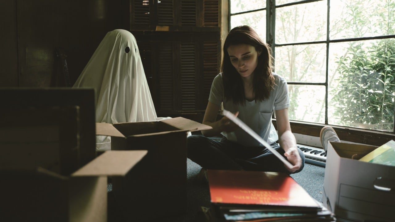 El fantasma es una figura poética que el director utiliza para darle un cuerpo al dolor de los deudos