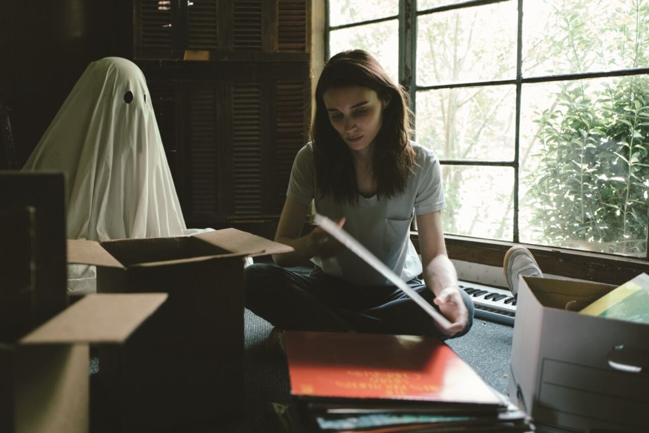 El fantasma es una figura poética que el director utiliza para darle un cuerpo al dolor de los deudos