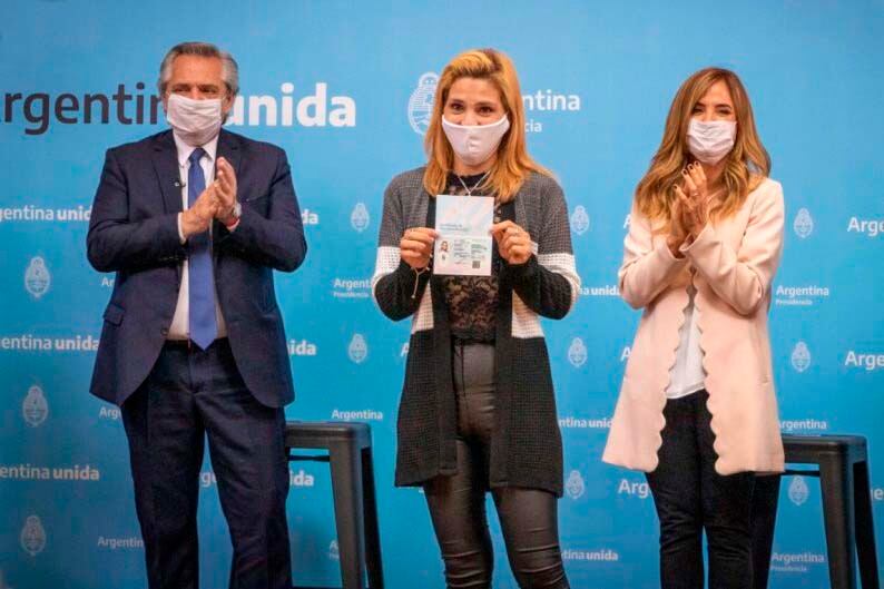 Fernández estuvo acompañado por quienes recibieron los primeros certificados de preidentificación.