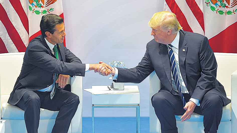 Peña Nieto y Trump se dan la mano durante su encuentro bilateral en la cumbre del G-20.