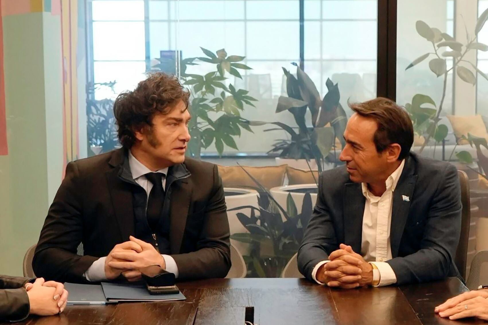 Javier Milei en las oficinas de Marcos Galperin en Saavedra. Elogios mutuos y empatía