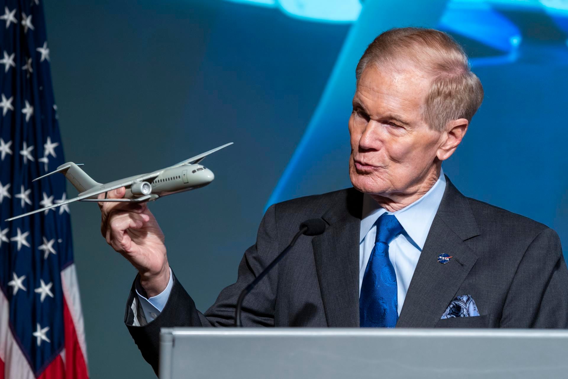 El jefe y administrador de la NASA, Bill Nelson, explicando el proyecto. (Foto: EFE)