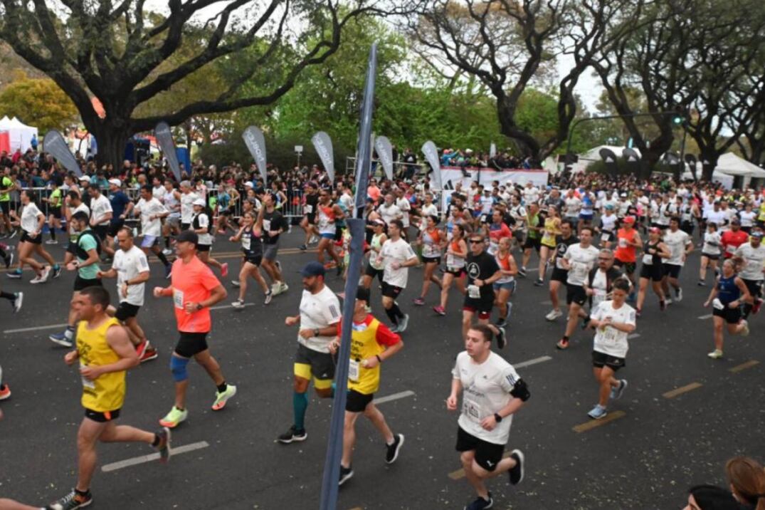 La Media Maratón de Buenos Aires largó a las 7 de la mañana y el tránsito estará afectado hasta las 15.