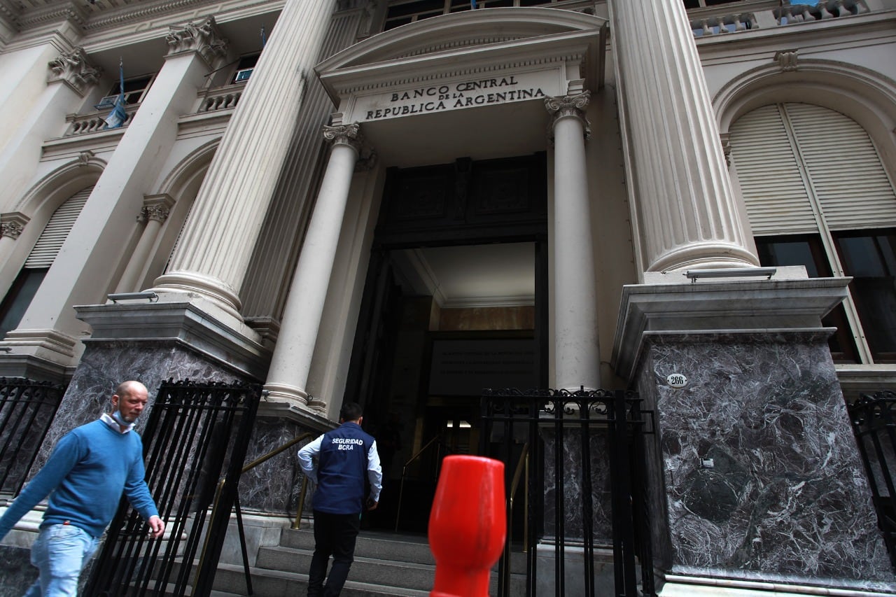 La autoridad monetaria busca cortarle los incentivos a la dolarización de ahorros