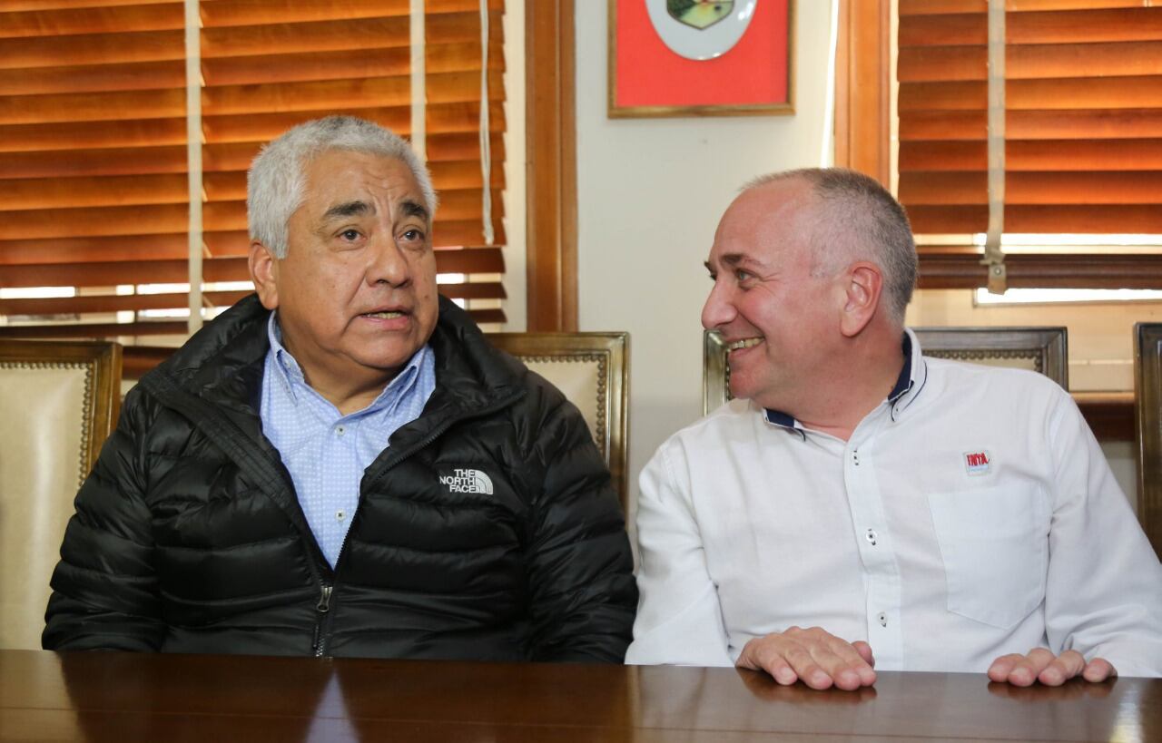 Cecilio Salazar (izq.) y el director regional del Centro Regional Buenos Aires Norte del INTA, Hernán Trebino.
