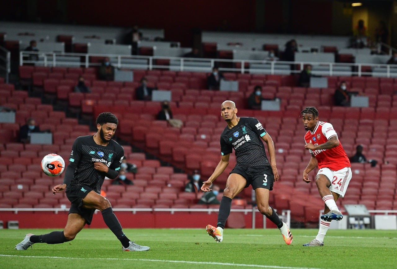 El juvenil inglés Reiss Nelson ya sacó el remate para el 2-1 de Arsenal.