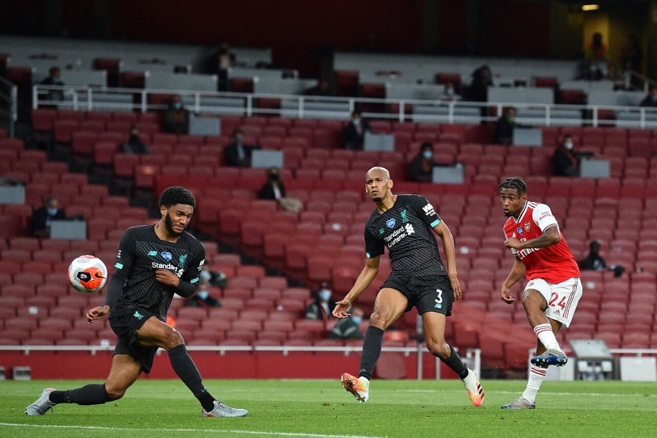El juvenil inglés Reiss Nelson ya sacó el remate para el 2-1 de Arsenal.