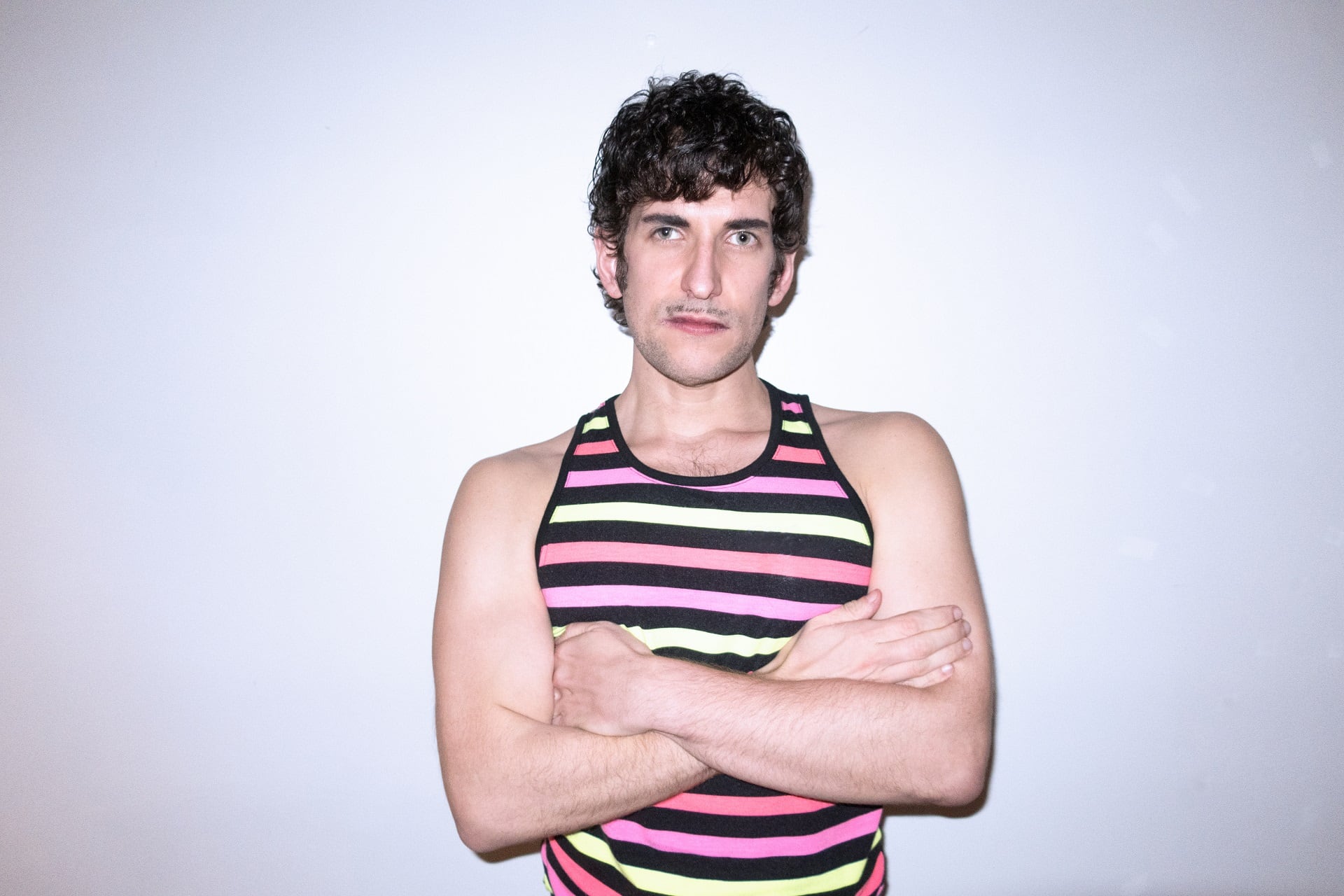 Ceretti segrega aroma a musical, colores de película y hambre de aventuras en el disco que presentará el viernes 2/8 en La Tangente 