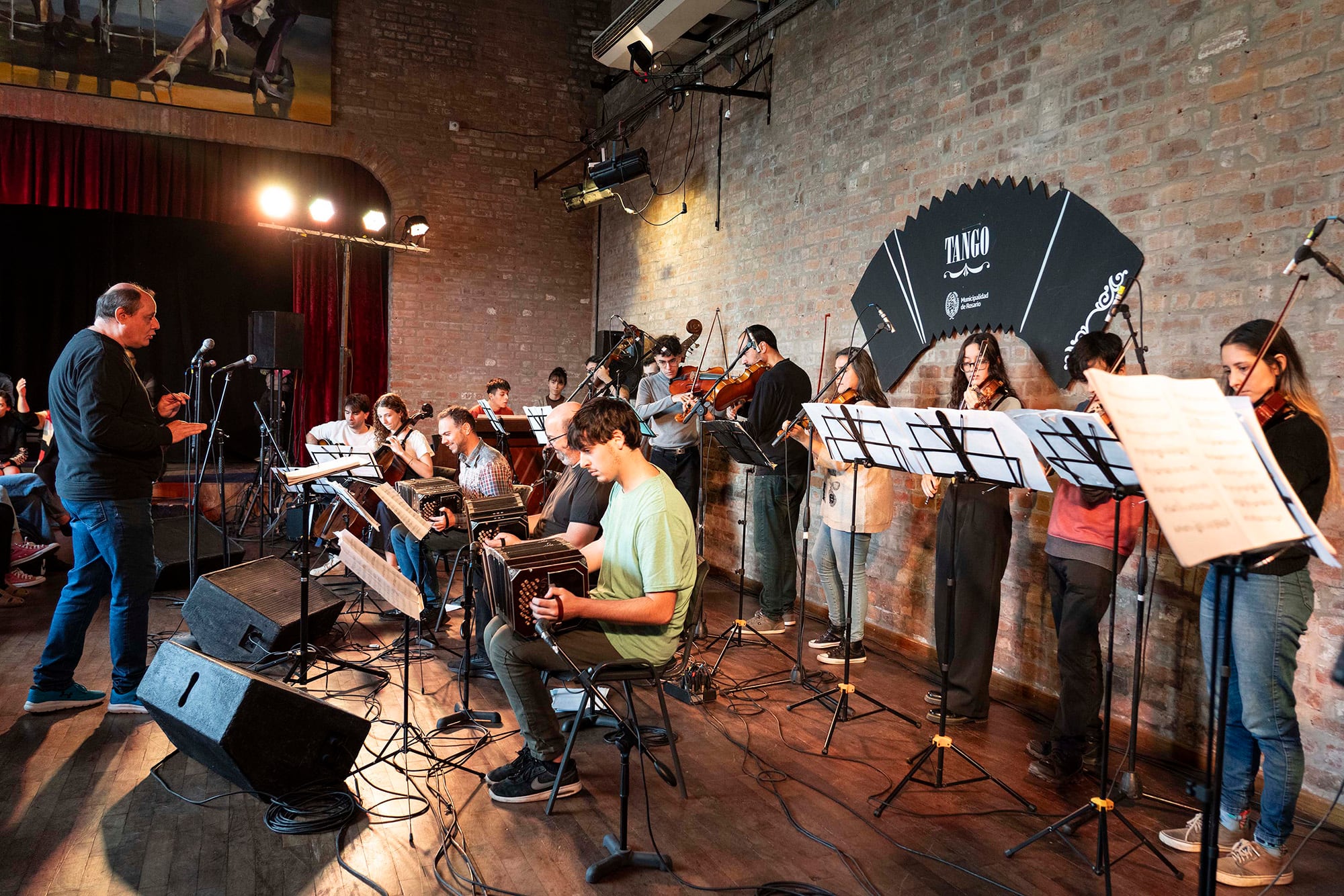 Por la Orquesta Escuela de Tango participó en la formación de más de 200 músicos. 