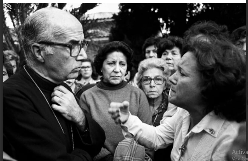 Nora Cortiñas increpando a la Iglesia cómplice de la dictadura.