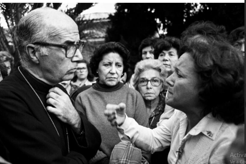 Nora Cortiñas increpando a la Iglesia cómplice de la dictadura.