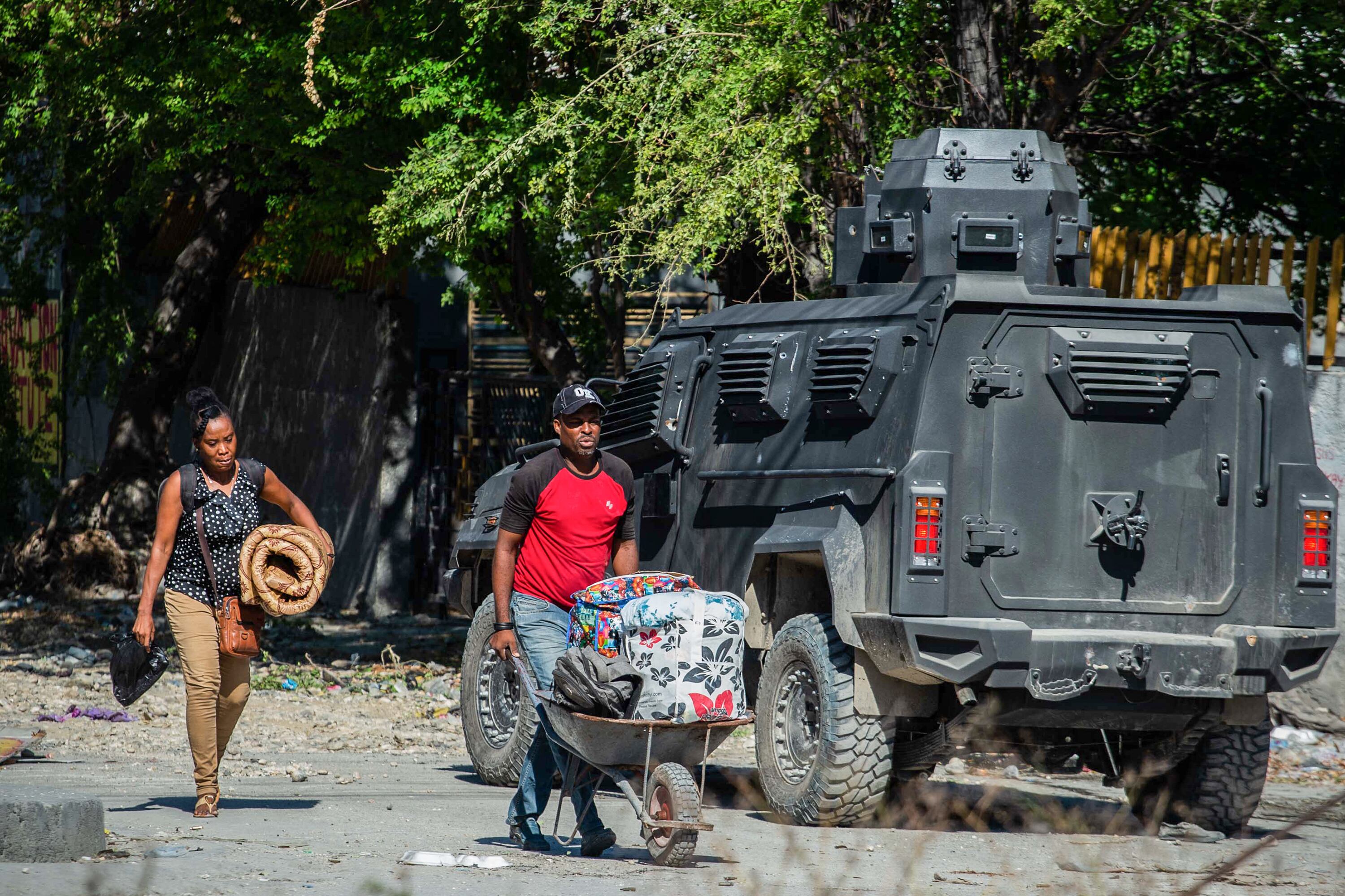 La policía haitiana patrulla los alrededores del incendiado hospital Bernard Mevs