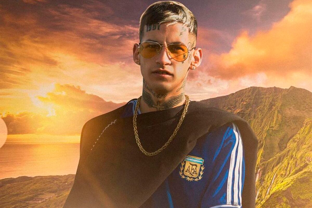 Después de una cuarentena obligada tras volver de su gira por México y España, el cantante improvisó un show en su barrio