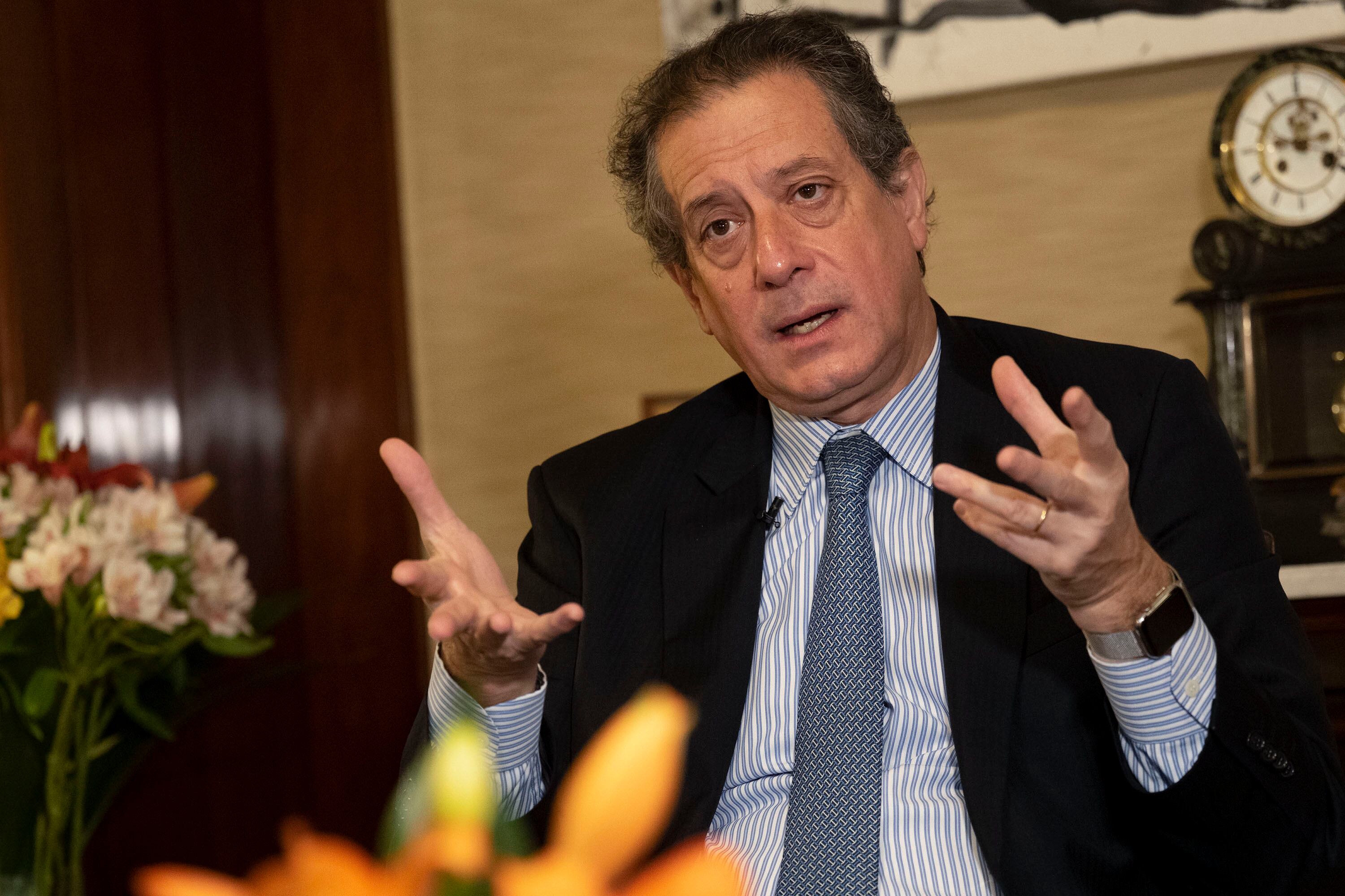 Miguel Pesce, presidente del Banco Central, está lidiando con una demanda constante y una oferta insignificante de dólares.