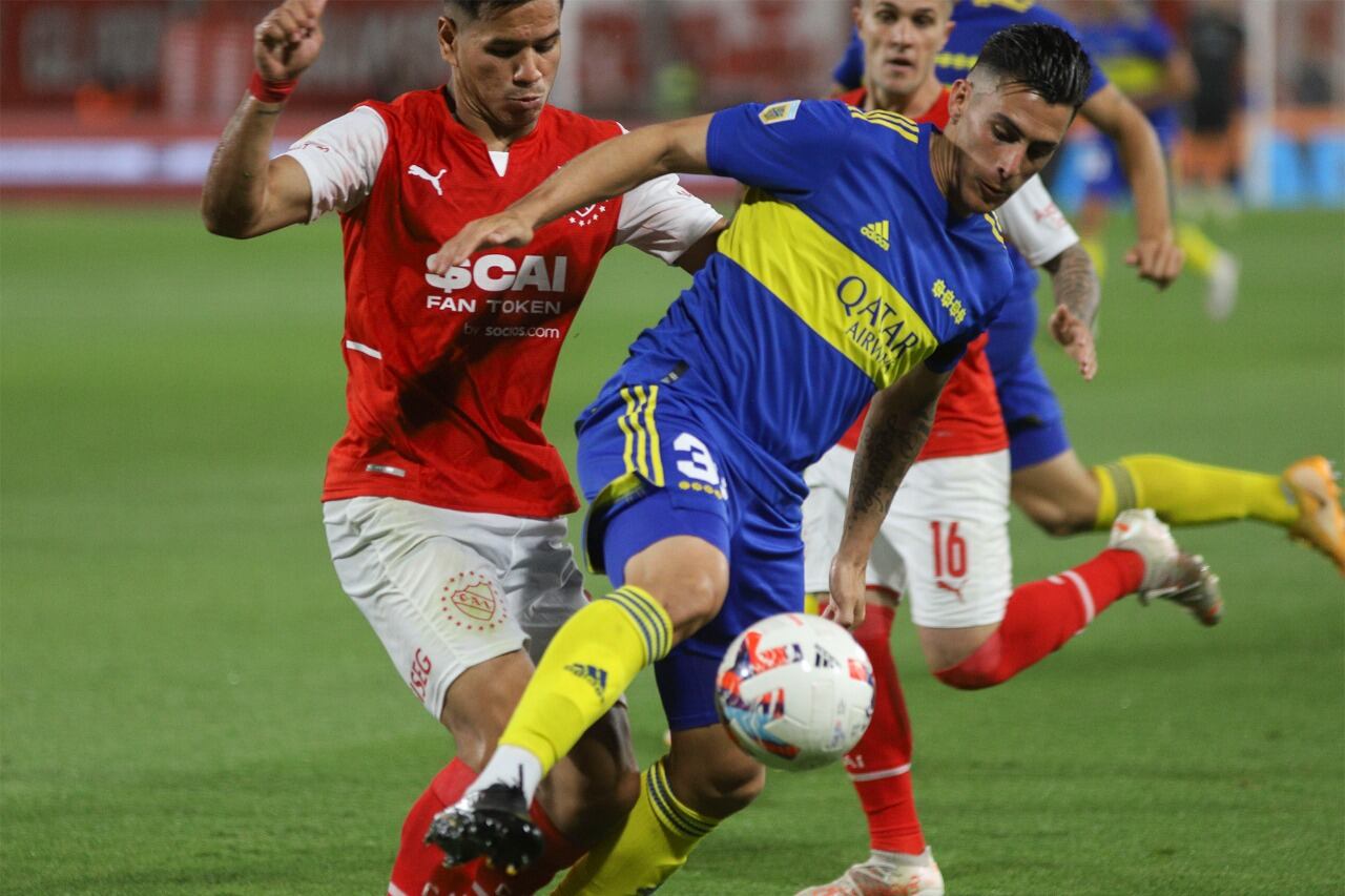 Pavón en acción, en el último encuentro jugado entre Boca e Independiente