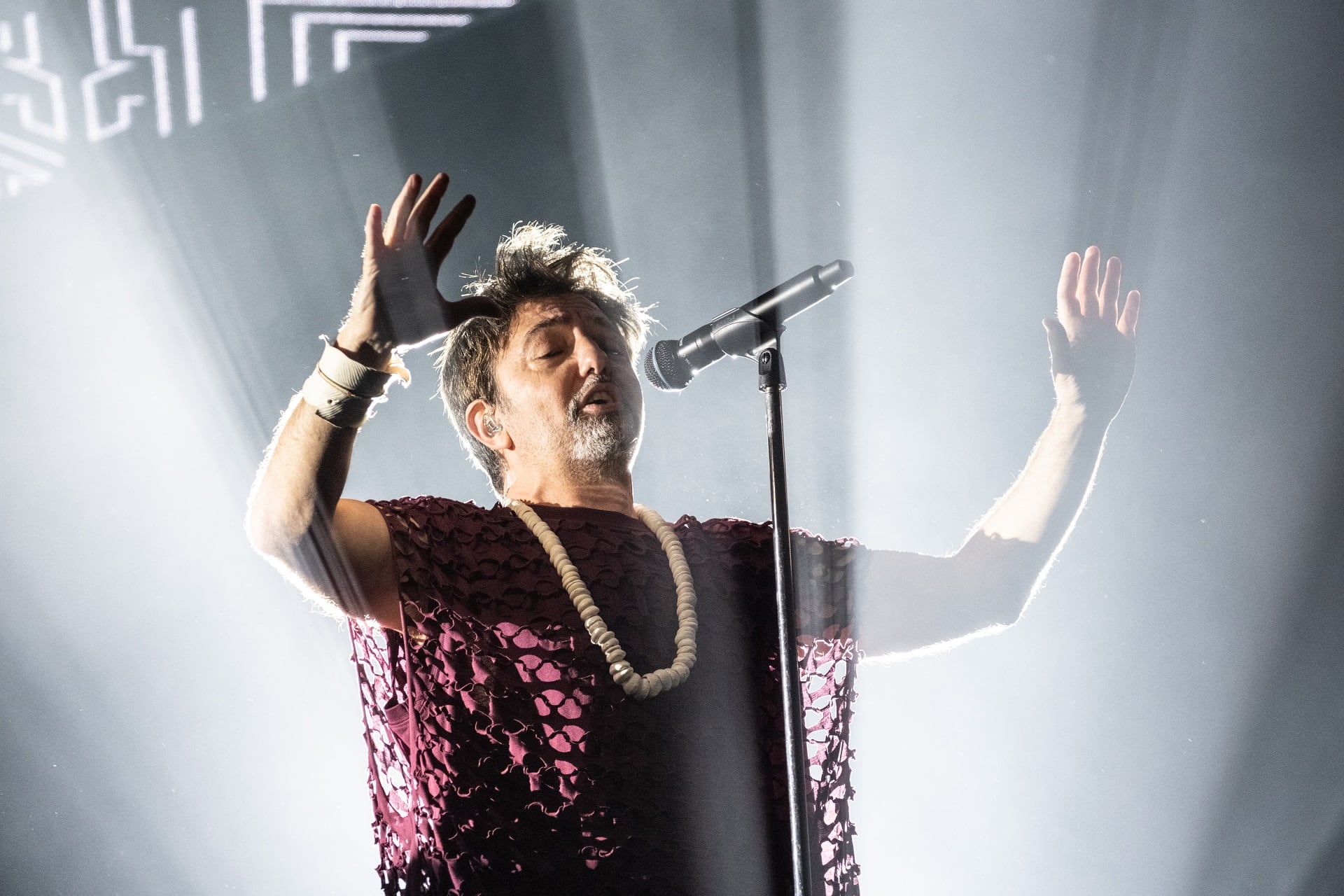 Con una canción de amor, de locura y de muerte en los labios, y una bomba de humo en el bolsillo, el clan volvió, vio y venció