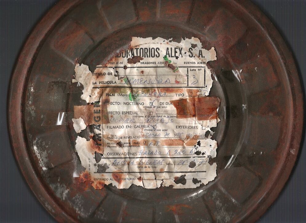 Una de las latas conteniendo la película de Alcira Luengas sobre Almendra