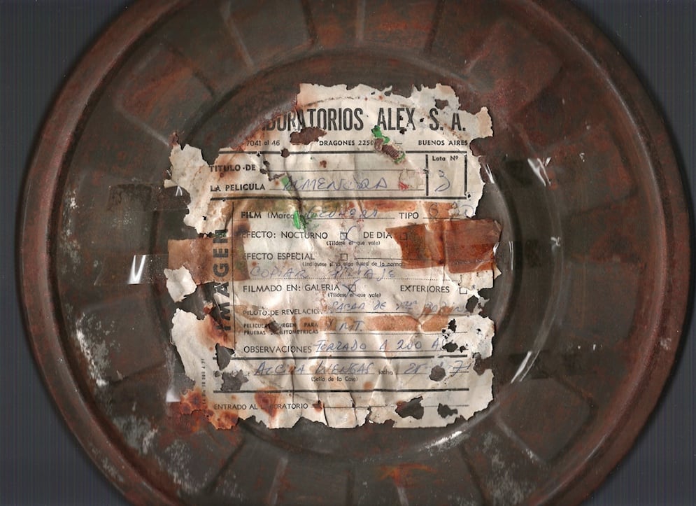 Una de las latas conteniendo la película de Alcira Luengas sobre Almendra