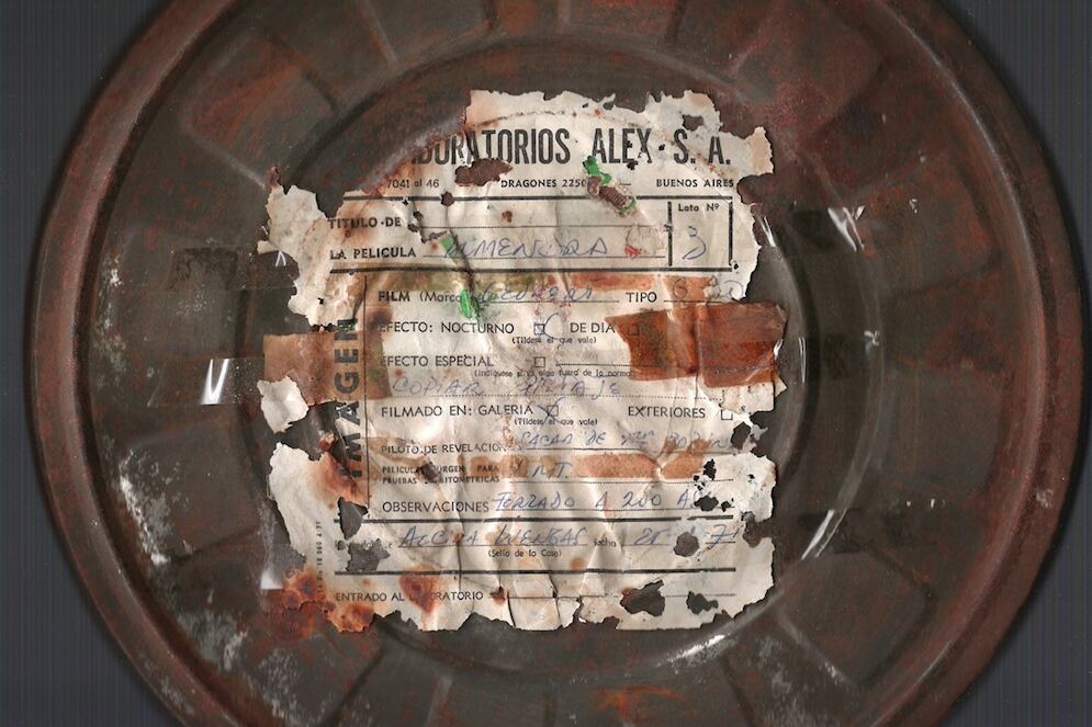 Una de las latas conteniendo la película de Alcira Luengas sobre Almendra