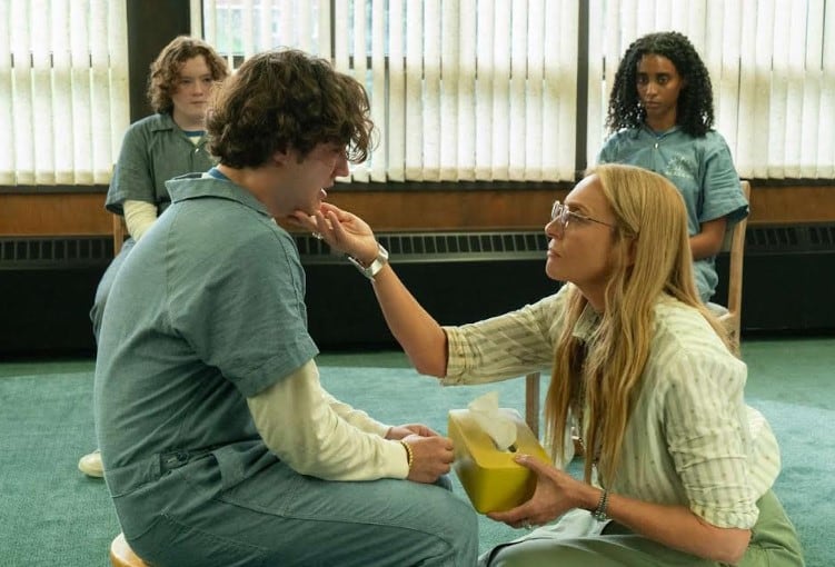 Toni Colette como la reformadora Evelyn Wade.