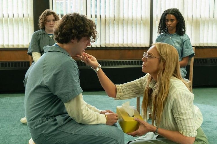 Toni Colette como la reformadora Evelyn Wade.