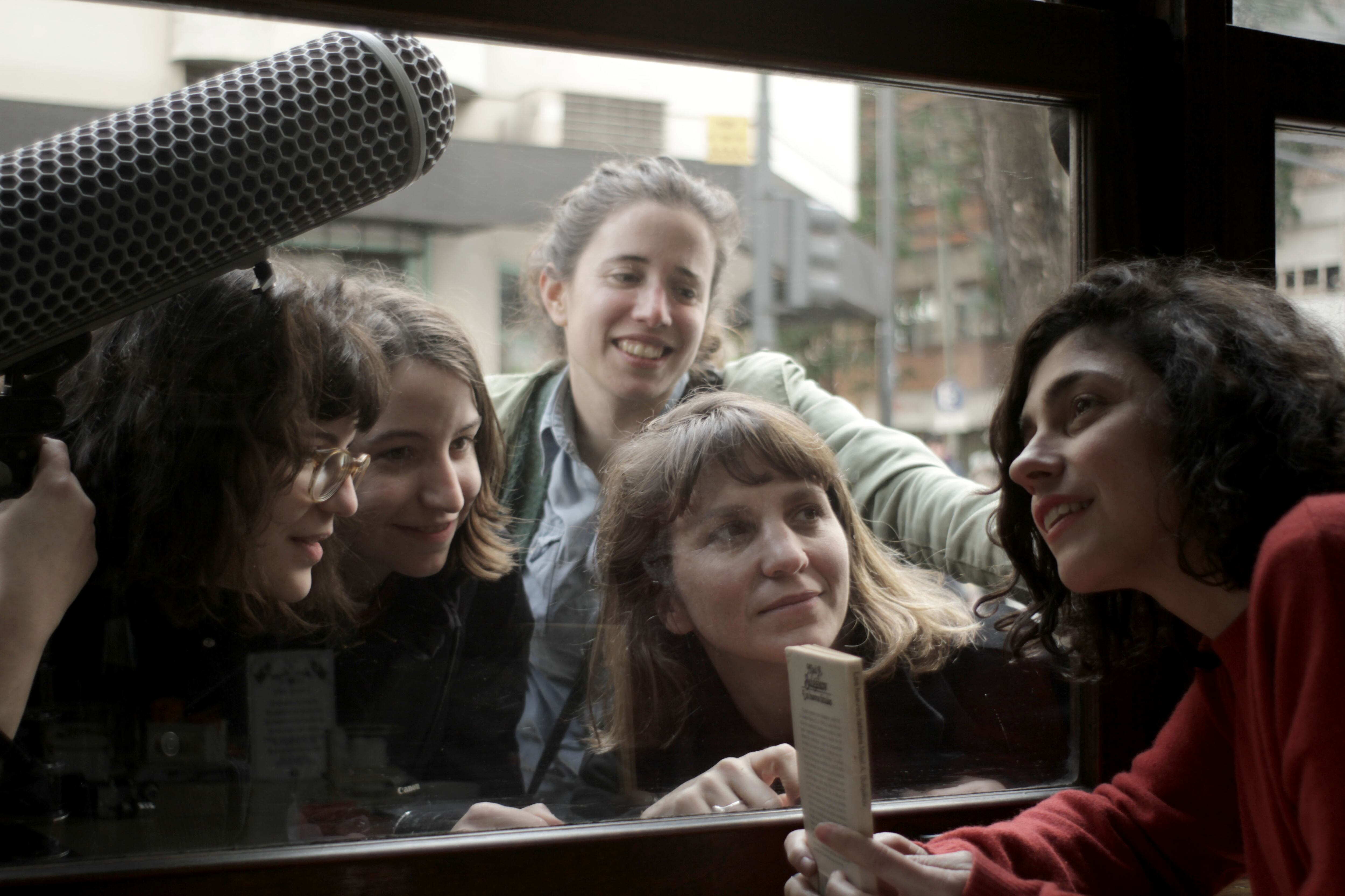Las poetas visitan a Juana Bignozzi mezcla la reconstrucción con el making-of.