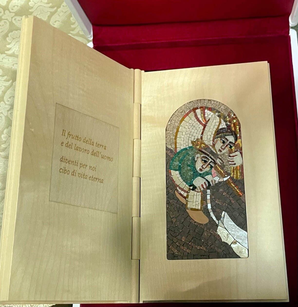 El presidente Alberto Fernández y el Papa Francisco intercambiaron regalos en la audiencia que mantuvieron en el Vaticano.
