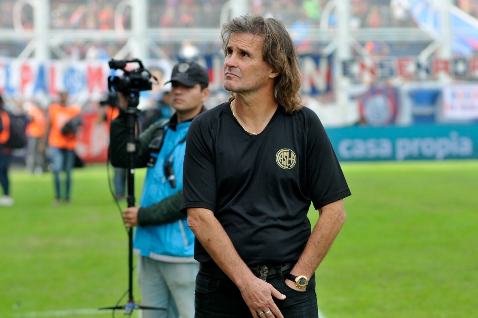 Rubén Darío Insúa, mano en el bolsillo y mirada hacia la platea