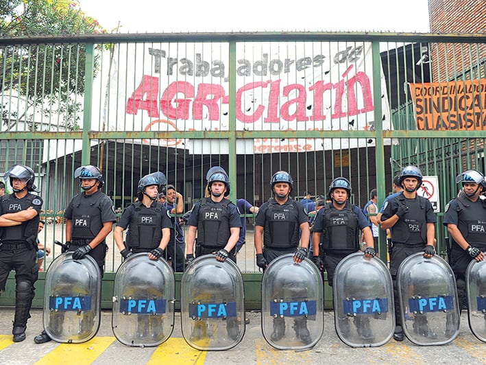 Un fuerte operativo policial se dispuso frente al taller.
